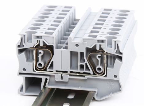 Pull-back type straight-through spring rail terminal connector 6